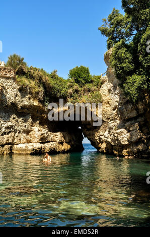 Bäder der Königin Joan ist ein natürliches Becken und Steinbogen zum Meer. Es ist an der Stelle einer römischen Villa und einen geheimen Schatz. Stockfoto