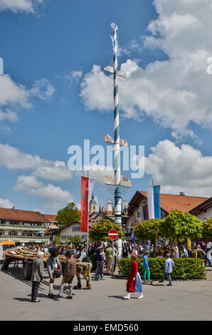 1. Mai Maibaum Tag Tradition Folklore Gruppe Trachten "Dirndl" "Lederhose" Besucher um den Pol Stockfoto