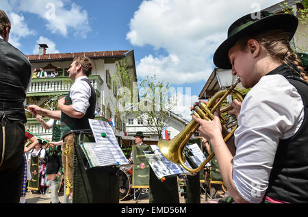 1. Mai Maibaum Tag Tradition Blaskapelle am Marktplatz Miebach Stockfoto