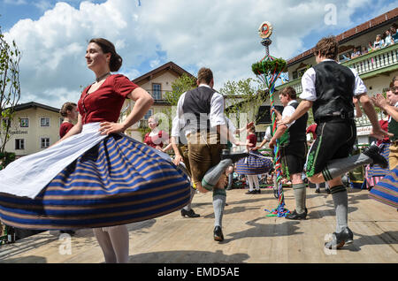 Der Schuhplattler ist ein traditioneller Volkstanz populär in den alpinen Regionen von Bayern, hier auf den Markt-Platz von Miesbach. Stockfoto