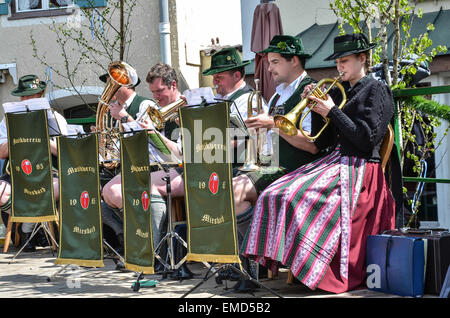 Miesbach 1. Mai Maibaum Tag Tradition Folklore Gruppe Trachten "Dirndl" "Lederhose" Brass-Band Stockfoto