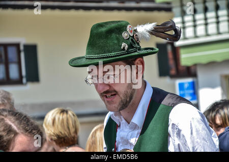 Bayerische Blasmusik Musiker in Miesbach 1. Maifeiertag Maibaum mit traditionellen grünen Hut mit Federn Stockfoto