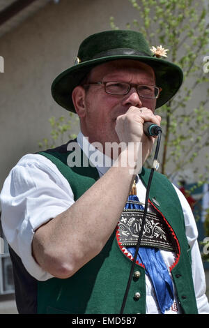 Bayerische Blasmusik Musiker in Miesbach 1. Maifeiertag Maibaum mit traditionellen grünen Hut mit Federn, die Ankündigung des Programms Stockfoto