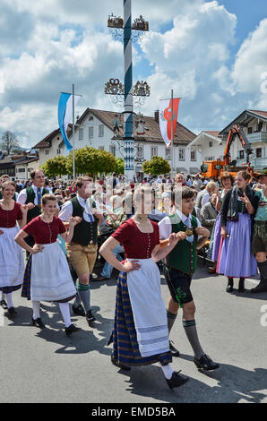 Miesbach 1. Mai Maibaum Tag Tradition Folklore Gruppe Trachten "Dirndl" "Lederhose" Dorfbewohner versammeln Stockfoto