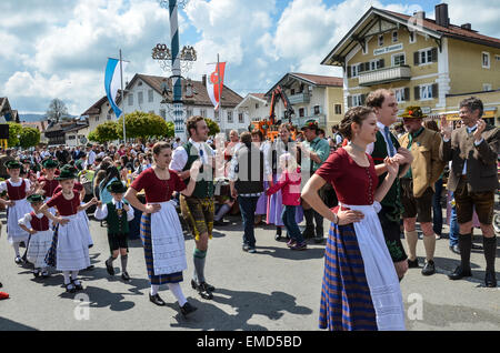 Miesbach 1. Mai Maibaum Tag Tradition Folklore Gruppe Trachten "Dirndl" "Lederhose" Dorfbewohner versammeln Stockfoto