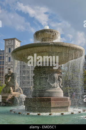 Allegorie auf die Kräfte des Wassers im Lenbach Brunnen in München, Maxburg im Hintergrund Stockfoto