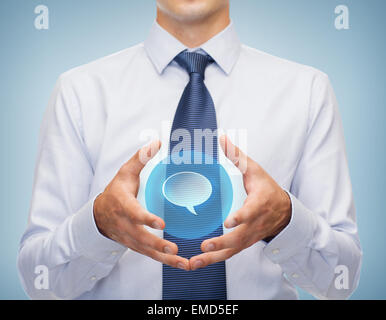 Buisnessman etwas in den Händen hält Stockfoto