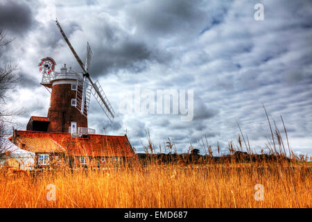 Cley nächstes Meer Windmühle Reed Sümpfe Sumpf Sumpf Land Norfolk UK dramatische Turm Mühle England Stockfoto
