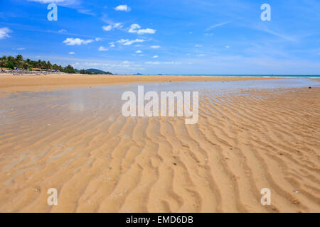Ebbe am goldenen Sandstrand Stockfoto