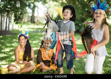 Kinder im Garten spielen, Cowboys und Indianer Stockfoto