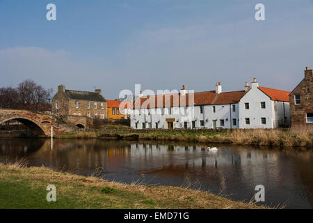 Die Nungate Brücke und Waterside Bistro am Fluss Tyne in Haddington, East Lothian in Schottland mit Flut Höhe Marker. Stockfoto