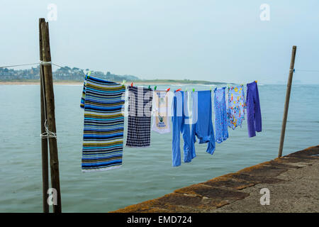 Waschen / Trocknen Wäsche auf einer Linie an einem ungewöhnlichen Ort, am Hafen in North Berwick. Stockfoto