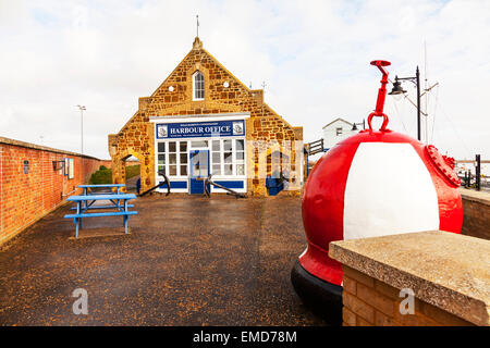 Brunnen neben den Meer Hafen Bürogebäude vorderen Außenfassade Hafen North Norfolk UK England Stockfoto