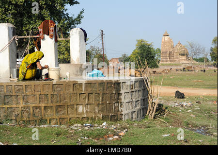 Khajuraho, Indien - 30. Januar 2015: Frau unter Wasser von der Wasserstelle vor Khajuraho Tempel in Indien Stockfoto