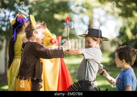 Kinder im Garten spielen, Cowboys und Indianer Stockfoto