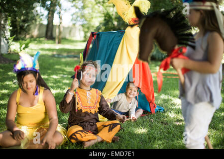 Kinder im Garten spielen, Cowboys und Indianer Stockfoto