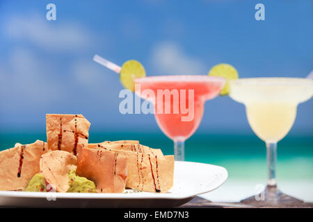 Tortilla-Chips und Margarita cocktails Stockfoto