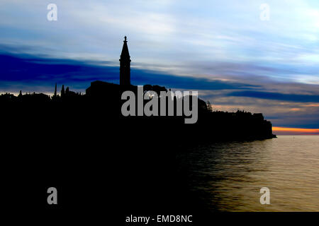 Silhouette von Rovinj entfernt, schöne Altstadt in Istrien Kroatien. Stockfoto