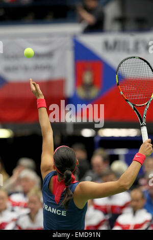 Französischer Tennisspieler, die Caroline Garcia im Halbfinale serviert Tschechische Republik vs. Frankreich Fed-Cup-Spiel gegen Lucie Safarova in Ostrava, Tschechische Republik, 18. April 2015. (CTK Foto/Petr Sznapka) Stockfoto