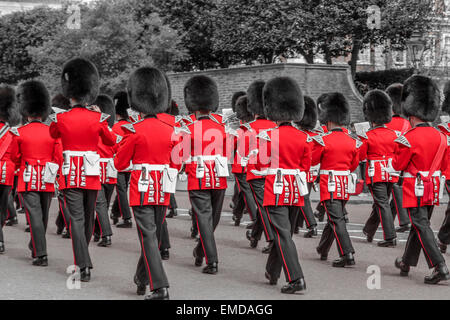 Ein Bild der Regimental Band der Coldstream Guards marschieren in Richtung St James's Palace, London, England, Großbritannien Stockfoto