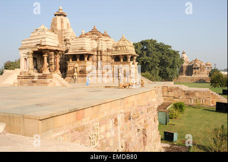 Khajuraho, Indien - 30. Januar 2015: Leute steigen in den hinduistischen Tempel auf UNESCO World Heritage Site, Khajuraho Group Denkmäler Stockfoto