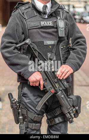 Ein autorisierter Feuerwaffen Officer oder AFO der britischen Polizei eine Heckler & Koch MP5 Carbine Waffe, London England Großbritannien Stockfoto