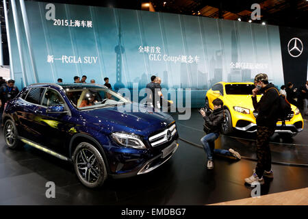 Shanghai, China. 20. April 2015. Besucher Blick auf Fahrzeuge von Benz im Auto Shanghai 2015, Ost-China Shanghai, 20. April 2015 angezeigt. Es waren insgesamt 1.343 kompletter Fahrzeuge ausgestellt, darunter 103 neue Energie-Fahrzeuge und 47 Concept Cars. Bildnachweis: Xinhua/Alamy Live-Nachrichten Stockfoto