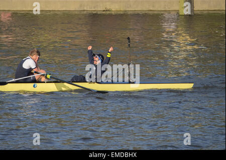 Oxford und Cambridge Boat Race 2015 Herren Oxford Crew, Gewinner, auf fertig stellen, Hochstimmung von Cox. Gesicht in die Hände Crew, Ruderer, Crew. Stockfoto