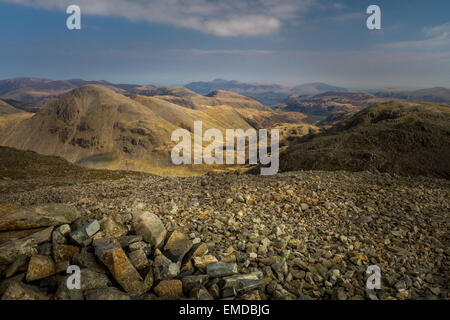 Schöne Restaurant Great Gable und Green Gable Durchsicht Derwent Water und Skiddaw von Scafell Pike, Englisch Lake District, Großbritannien Stockfoto