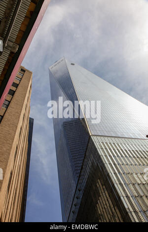 New York, NY, USA. 16. April 2015.One World Trade center Gebäude mit blauem Himmel in NYC in New York City, USA zu sehen. Stockfoto
