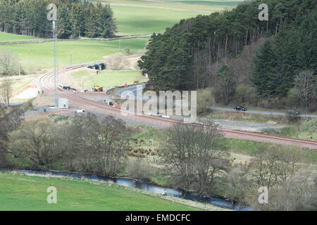 Edinburgh Waverley Tweedbank Bahnstrecke (Zeile) zeigt die Straße (A7) und den Fluss Tweed in den Scottish Borders, Schottland Stockfoto