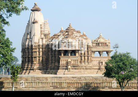 Khajuraho, Indien - 30. Januar 2015: Leute steigen in den hinduistischen Tempel auf UNESCO World Heritage Site, Khajuraho Group Denkmäler Stockfoto