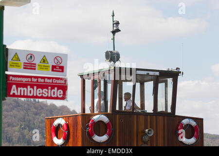 Bowness auf Windermere, Cumbria, England. 20. April 2015. Sonne & einen ganz Tag für Touristen um & am Lake Windermere (errichtet 1891) Dampfer Tren verlassen Bowness Pier für Ambleside am nördlichen Ende des 13 Meile langen See Credit: Gordon Shoosmith/Alamy Live News Stockfoto