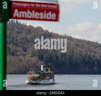 Bowness auf Windermere, Cumbria, England. 20. April 2015. Sonne & einen ganz Tag für Touristen um & am Lake Windermere (errichtet 1891) Dampfer Tern verlassen Bowness Pier für Ambleside am nördlichen Ende des 13 Meile langen See Credit: Gordon Shoosmith/Alamy Live News Stockfoto