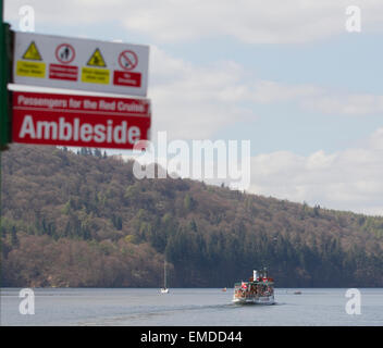 Bowness auf Windermere, Cumbria, England. 20. April 2015. Sonne & einen ganz Tag für Touristen um & am Lake Windermere (errichtet 1891) Dampfer Tern verlassen Bowness Pier für Ambleside am nördlichen Ende der 13 Meilen lange See Kredit: Gordon Shoosmith/Alamy Live News Stockfoto