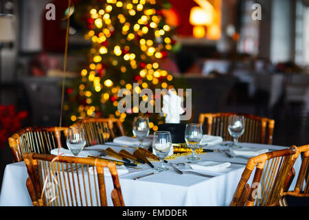 Tischdekoration für Weihnachtsfeier Stockfoto