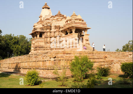 Khajuraho, Indien - 30. Januar 2015: Leute steigen in den hinduistischen Tempel auf UNESCO World Heritage Site, Khajuraho Group Denkmäler Stockfoto