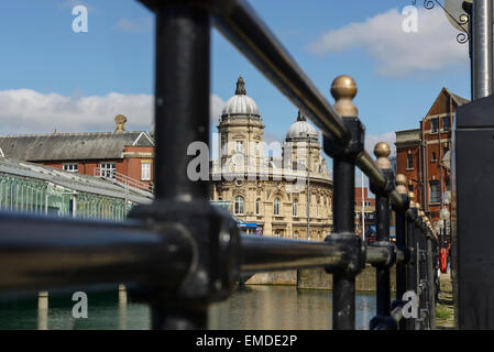 Das Maritime Museum angesehen durch Geländer neben dem Fürsten Quay Shopping Centre und Princes Dock im Stadtzentrum von Hull UK Stockfoto