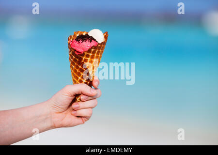 Himbeersorbet in eine frische Waffelkegel Stockfoto