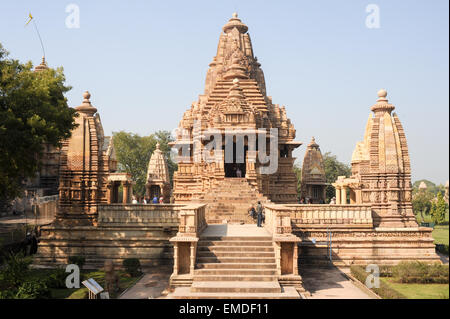 Khajuraho, Indien - 30. Januar 2015: Leute steigen in den hinduistischen Tempel auf UNESCO World Heritage Site, Khajuraho Group Denkmäler Stockfoto