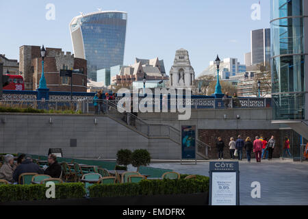 Blick in Richtung 20 Fenchurch Street von St Katharine Docks Stockfoto