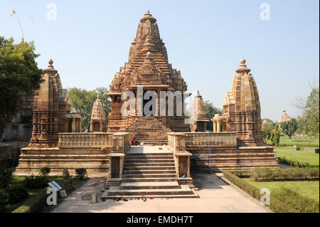 Khajuraho, Indien - 30. Januar 2015: Leute steigen in den hinduistischen Tempel auf UNESCO World Heritage Site, Khajuraho Group Denkmäler Stockfoto