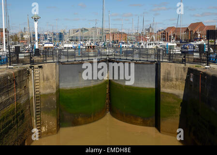 Schleusentore vom Fluss Humber im Hull Marina UK Stockfoto