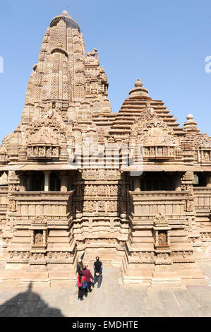 Khajuraho, Indien - 30. Januar 2015: Leute steigen in den hinduistischen Tempel auf UNESCO World Heritage Site, Khajuraho Group Denkmäler Stockfoto