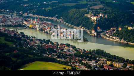 Zusammenfluss der drei Flüsse Donau, Inn und Ilz, Passau Altstadt, Veste Oberhaus hinter Bayern, Niederbayern Stockfoto