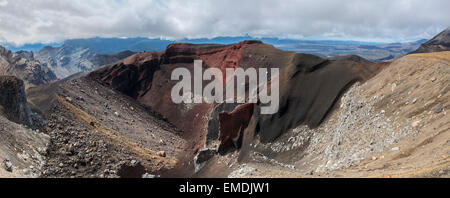 Panorama-Bild der rote Krater auf der Tongariro Crossing, Nordinsel, Neuseeland. Stockfoto