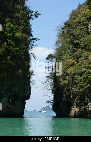 Ein- und Ausfahrt aus der Lagune im Zentrum von Koh Hong in der Andamanensee und Tharn Bok Khorani Park in der Provinz Krabi Stockfoto