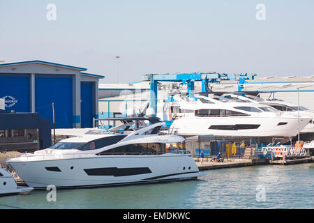 Sunseeker-Luxus-Boote auf Sunseeker Werft in Poole im April Stockfoto