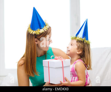 Mutter und Tochter in blauen Hüte mit Gunst Hörner Stockfoto