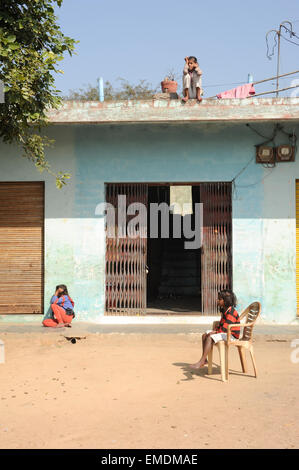 Khajuraho, Indien - 31 Januar 2015:childs vor ihnen Haus im Dorf von Khajuraho in Indien Stockfoto